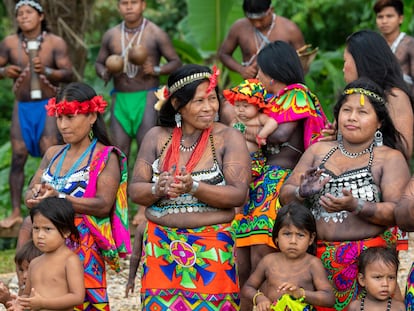 mujeres y niñas indigenas