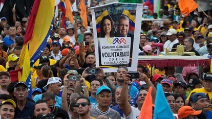 Partidarios de María Corina Machado y el candidato presidencial Edmundo González, durante un mitin de campaña en Maracaibo, el pasado jueves.
