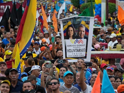 Partidarios de María Corina Machado y el candidato presidencial Edmundo González, durante un mitin de campaña en Maracaibo, el pasado jueves.