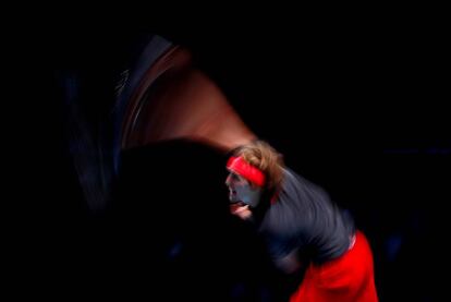 Zverev sirve durante el partido de semifinales contra Federer, este sábado en el O2 de Londres.