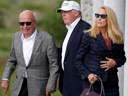 FILE PHOTO: Republican presidential candidate Donald Trump (C) speaks to media mogul Rupert Murdoch (L) and at his wife, former model Jerry Hall as they walk out of Trump International Golf Links in Aberdeen, Scotland, June 25, 2016.  REUTERS/Carlo Allegri/File Photo