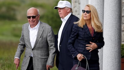 Rupert Murdoch (izquierda) con cuarta esposa, Jerry Hall y el expresidente de Estados Unidos, Donald Trump en Aberdeen en junio de 2016.