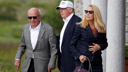 Rupert Murdoch (izquierda) con cuarta esposa, Jerry Hall y el expresidente de Estados Unidos, Donald Trump en Aberdeen en junio de 2016.