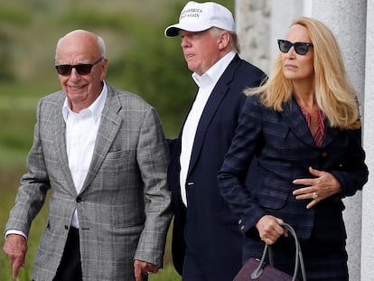 Rupert Murdoch (izquierda) con cuarta esposa, Jerry Hall y el expresidente de Estados Unidos, Donald Trump en Aberdeen en junio de 2016.