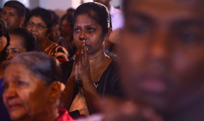 Una devota cristiana de Sri Lanka ora durante una misa en la iglesia de San Antonio en Colombo.