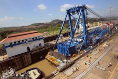 La grúa marina Left Coast Lifter, con una altura equivalente a un edificio de 25 pisos, transita por la esclusa de Miraflores en el Canal de Panamá (Panamá).