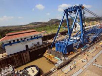 La grúa marina Left Coast Lifter, con una altura equivalente a un edificio de 25 pisos, transita por la esclusa de Miraflores en el Canal de Panamá (Panamá).
