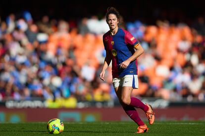 Marta Torrejón conduce el balón el pasado 15 de diciembre en el partido de Liga ante el Valencia en Mestalla.