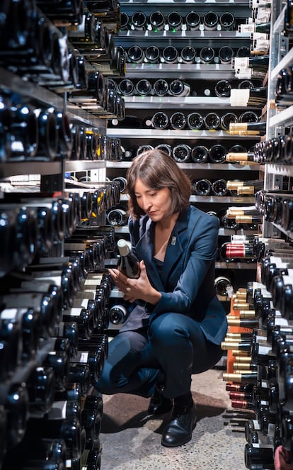 Marta Cortizas, en la bodega de El Celler de Can Roca, el restaurante de los hermanos Roca en Girona, con una de las mejores cartas de vino del mundo.