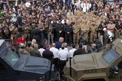 Donald Trump habla con soldados de la Guardia Nacional, este jueves, en Washington.