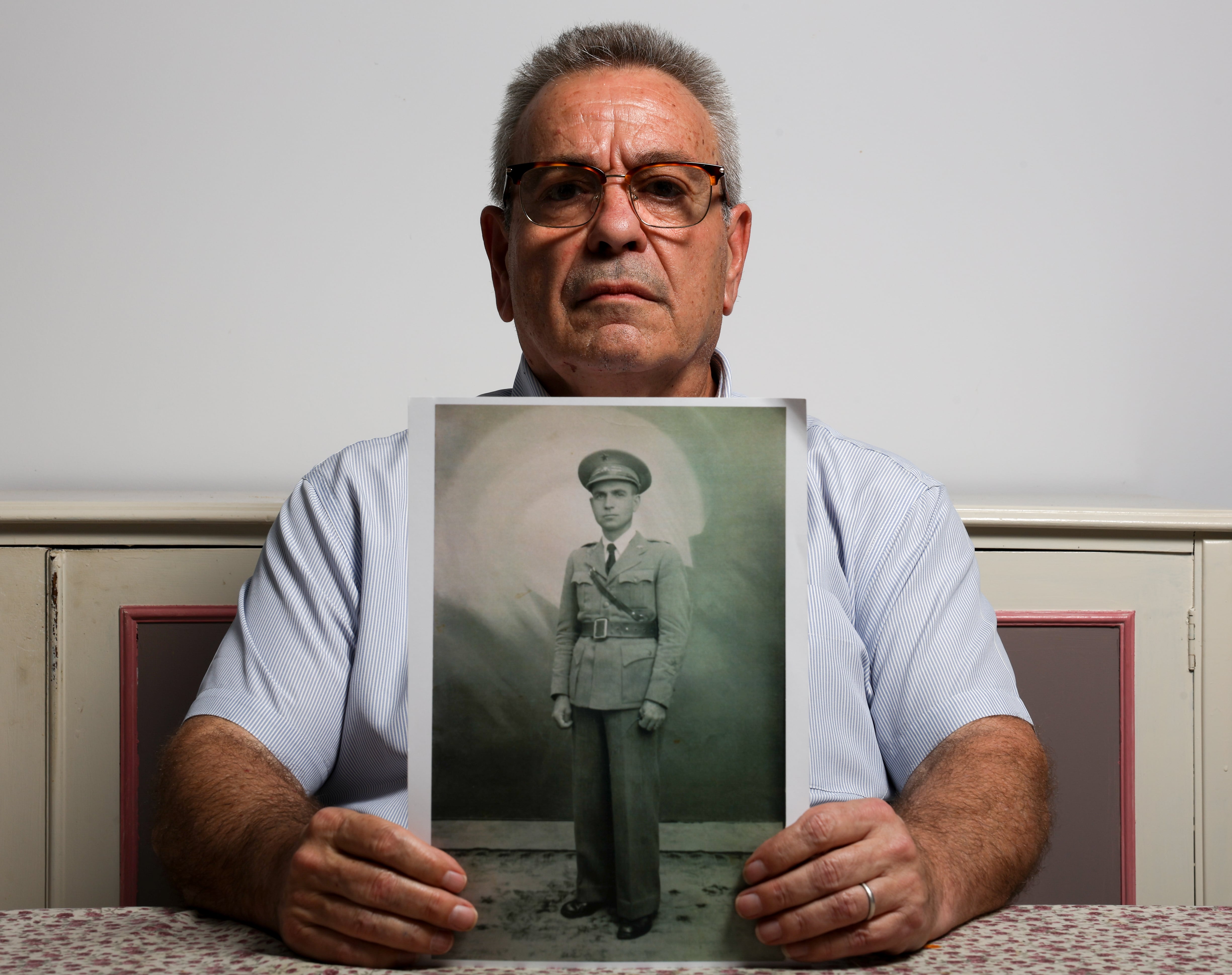 José Miguel Nogués posa con la foto de su abuelo Juan Antonio García Acero, asesinado en Gusen.