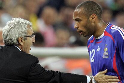 Henry recibe órdenes de su técnico, Doménech, en el partido ante Togo.