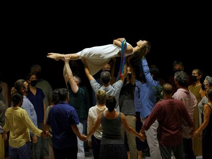 Un momento del ensayo del 'Réquiem', de Mozart, escenificado por Romeo Castellucci, en el Palau de les Arts.