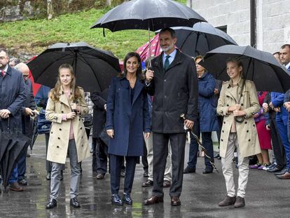 Los Reyes y sus hijas en Asiego, pueblo ejemplar.