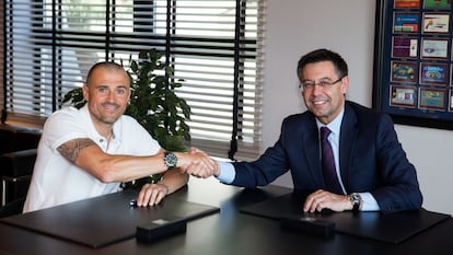 Luis Enrique y Josep María Bartomeu, tras el acuerdo de renovación del entrenador hasta 2017, con el FC Barcelona, el 9 de junio de 2015.