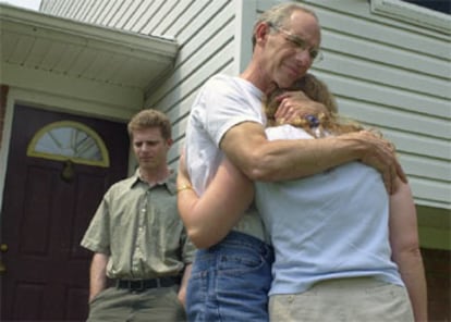 El padre y los hermanos de Nick Berg muestran su desolación tras conocerse la noticia.