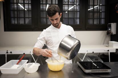 Marc Fàbregas elabora la crema pastelera para el flan parisién de la pastelería Hofmann. 