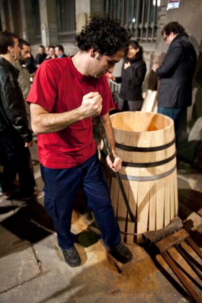 Barricas de los toneleros de Bodegas Muga, en el barrio de La Ribera de Barcelona.