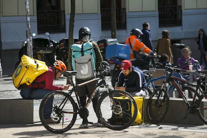 Trabajadores de empresas de reparto, entre ellos Deliveroo y Glovo en la plaza de Alonso Martínez (Madrid) el pasado mes de marzo.