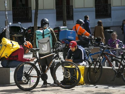 Repartidores de las plataformas Deliveroo y Glovo en la plaza de Alonso Martínez (Madrid).