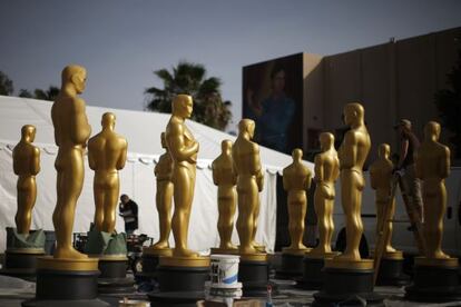 Estatuillas gigantes del Oscar, repintadas en los aledaños del teatro Dolby antes de la última gala de los premios.