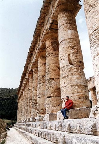 El autor, sentado en la columnata del templo de Segesta.