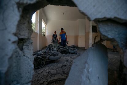 Palestinos inspeccionan una casa destruida que pertenece a la familia Shamlakh en Gaza.