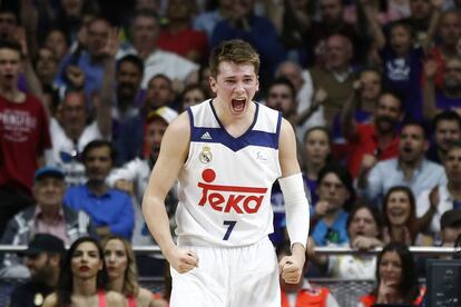 Doncic celebra una canasta