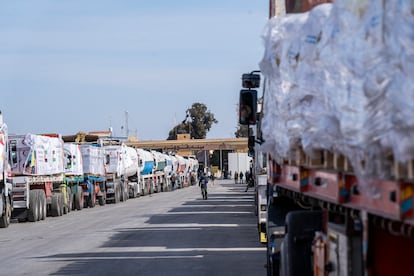 Camiones con ayuda esperan cerca del paso de Rafah, en la frontera entre Egipto y Gaza, este domingo.