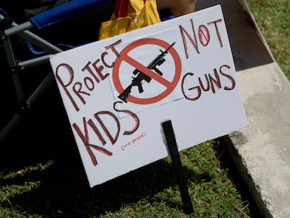 Cartel de una protesta en Florida por el control de las armas en Estados Unidos.