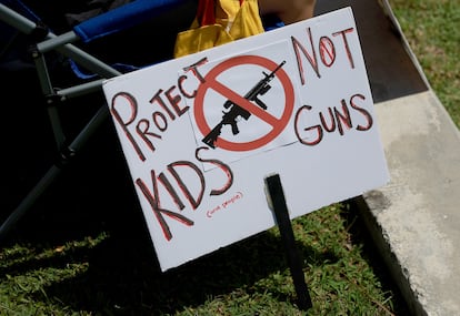 Cartel de una protesta en Florida por el control de las armas en Estados Unidos.