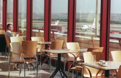 Una cafetería en el madrileño aeropuerto de Barajas. EFE/Archivo