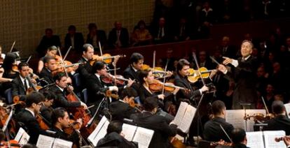 Claudio Abbado dirige la Orquesta Simón Bolívar en Lucerna.