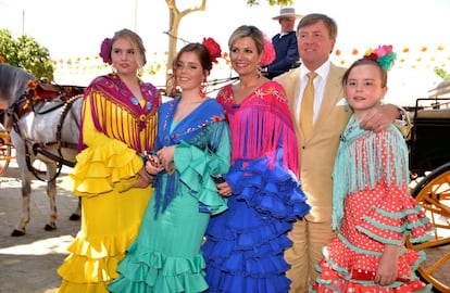 Los reyes Guillermo y Máxima de Holanda con sus tres hijas este jueves en la Feria de Sevilla.