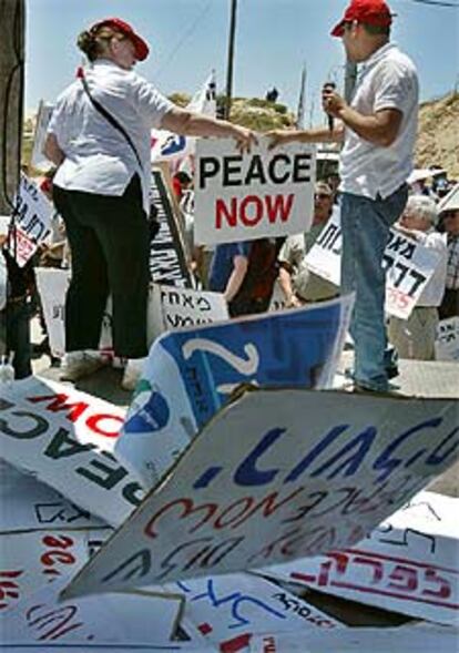 Activistas israelíes ante el asentamiento de Givat Asaf, en Cisjordania.