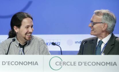 El secretario general de Podemos, Pablo Iglesias, junto al presidente del Círculo de Economía, Antón Costas.