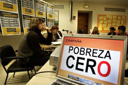 Presentación ayer de la campaña <i>Pobreza Cero,</i> en la sede de Cáritas de Valencia.