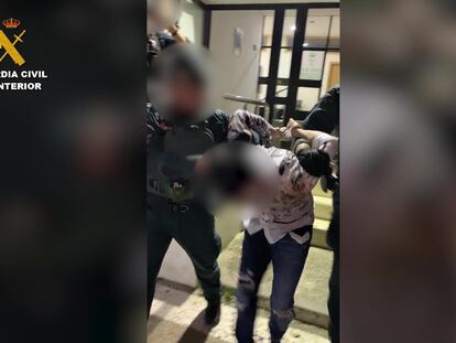 Agentes de la Guardia Civil conducen al detenido, conocido como El Lanas, en la Operación Cardador.