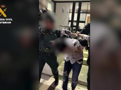 Agentes de la Guardia Civil conducen al detenido, conocido como El Lanas, en la Operación Cardador.