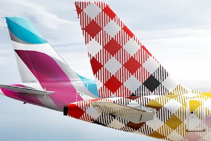 Las colas de dos aviones de Eurowings y Volotea.