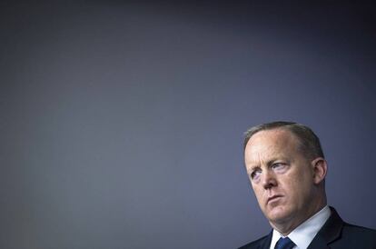 Sean Spicer, secretario de  prensa de Donald Trump, el pasado 26 de abril, escuchando atentamente al director nacional de econom&iacute;a, Gary Cohn, y al secretario del Tesoro, Steven Mnuchin, hablar de cosas de mayores y rezando por que lo dejen todo claro, no vaya a ser que alg&uacute;n medio decida preguntarle algo a &eacute;l luego. 