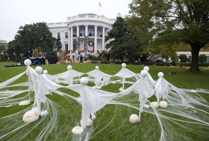La Casa Blanca amanece decorada de Halloween y preparada para recibir a niños locales y cumplir con la tradición del "truco o trato".