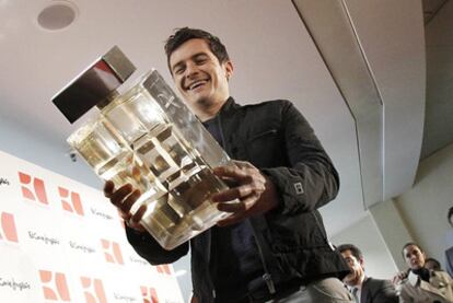 Orlando Bloom, con una réplica del perfume del que es imagen, ayer en Madrid.