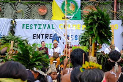 El ministro de las Culturas, Juan David Correa, y líderes indígenas, el 23 de abril en La Chorrera (Amazonas).