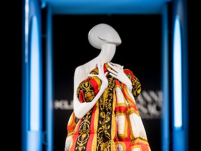 Un edredón de Versace, que llevó Claudia Schiffer en una portada de la revista italiana 'L'Espresso', en la exposición del Museo Groninger dedicada a la obra de Gianni Versace.