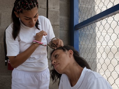 Kenia Hernández peina a Sara Rogel. Ambas están detenidas por emergencias obstétricas en El Salvador.