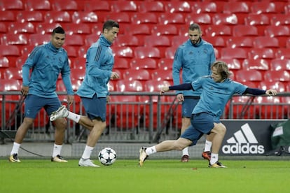 Modric juguetea con Cristiano Ronaldo durante el entrenamiento de este martes en Wembley.