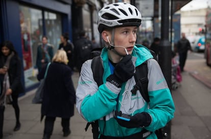 La chaqueta que lleva este repartidor de Deliveroo en Camdem (Londres) se ha convertido en una de las prendas más codiciadas en Internet.