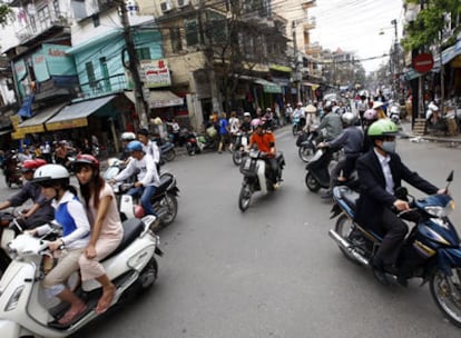 En Vietnam, hasta las compras en el mercado se hacen sobre la motocicleta; las calles están llenas de estos vehículos.