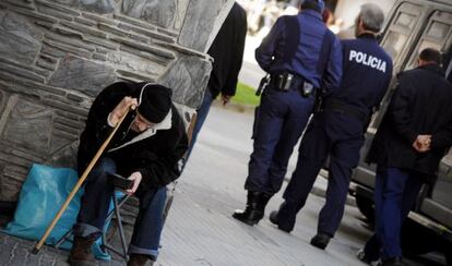 Un mendigo, en una calle de A Coruña